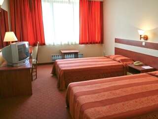 Отель Hotel Bulgaria Добрич Двухместный номер с 1 кроватью или 2 отдельными кроватями и ванной-1