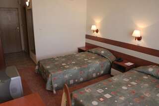 Отель Hotel Bulgaria Добрич Двухместный номер с 1 кроватью или 2 отдельными кроватями и ванной-5
